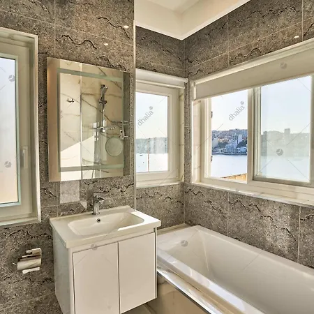 Luxury House With Pool-hosted By Sweetstay *